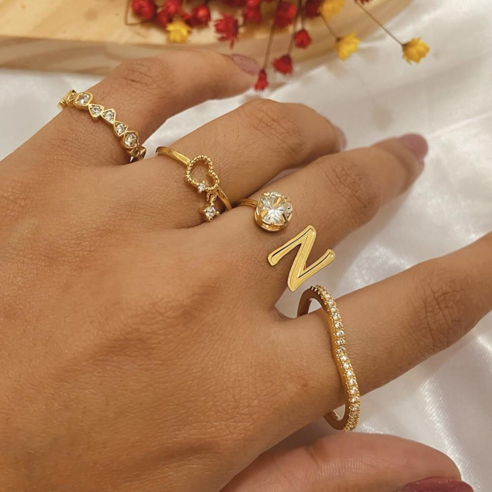 Anel em formato de coração cravejado com micro zircônia folheado a ouro 18k