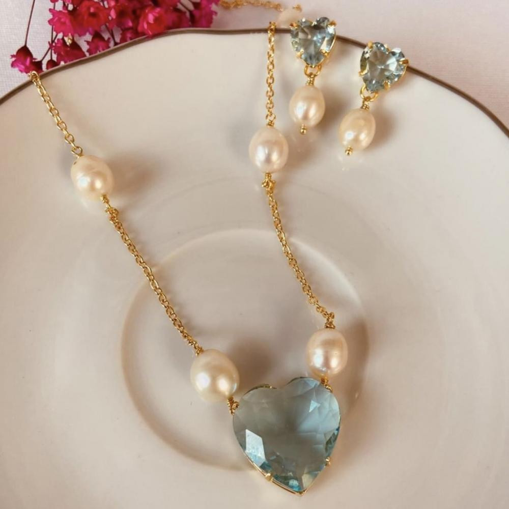 Conjunto de coração cravejado com pérolas folheado a ouro 18k