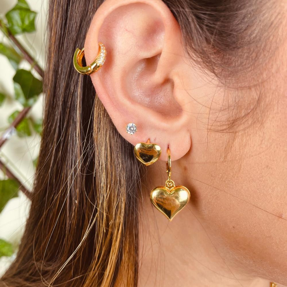 Brinco de argola média com coração liso folheada a ouro 18k