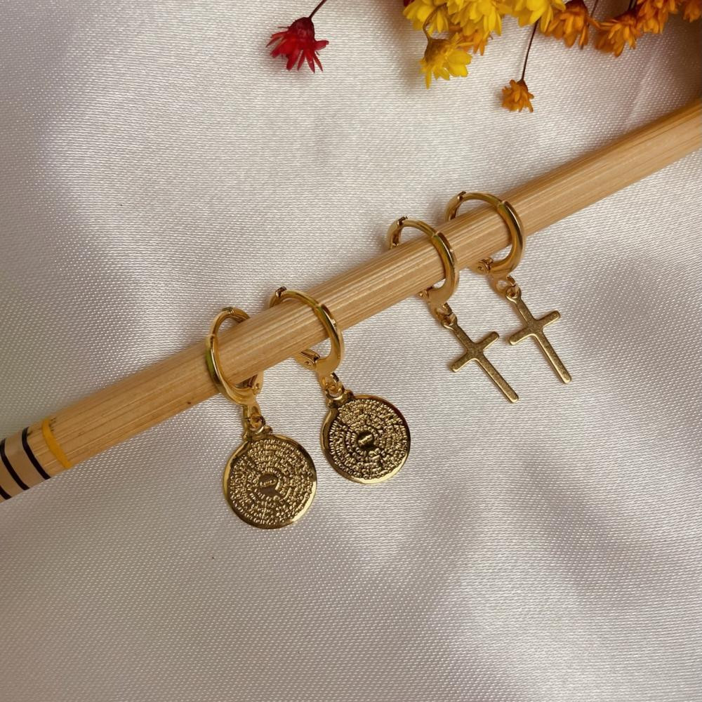 Brinco de argola click com pingente de Pai nosso folheado  a ouro 18k