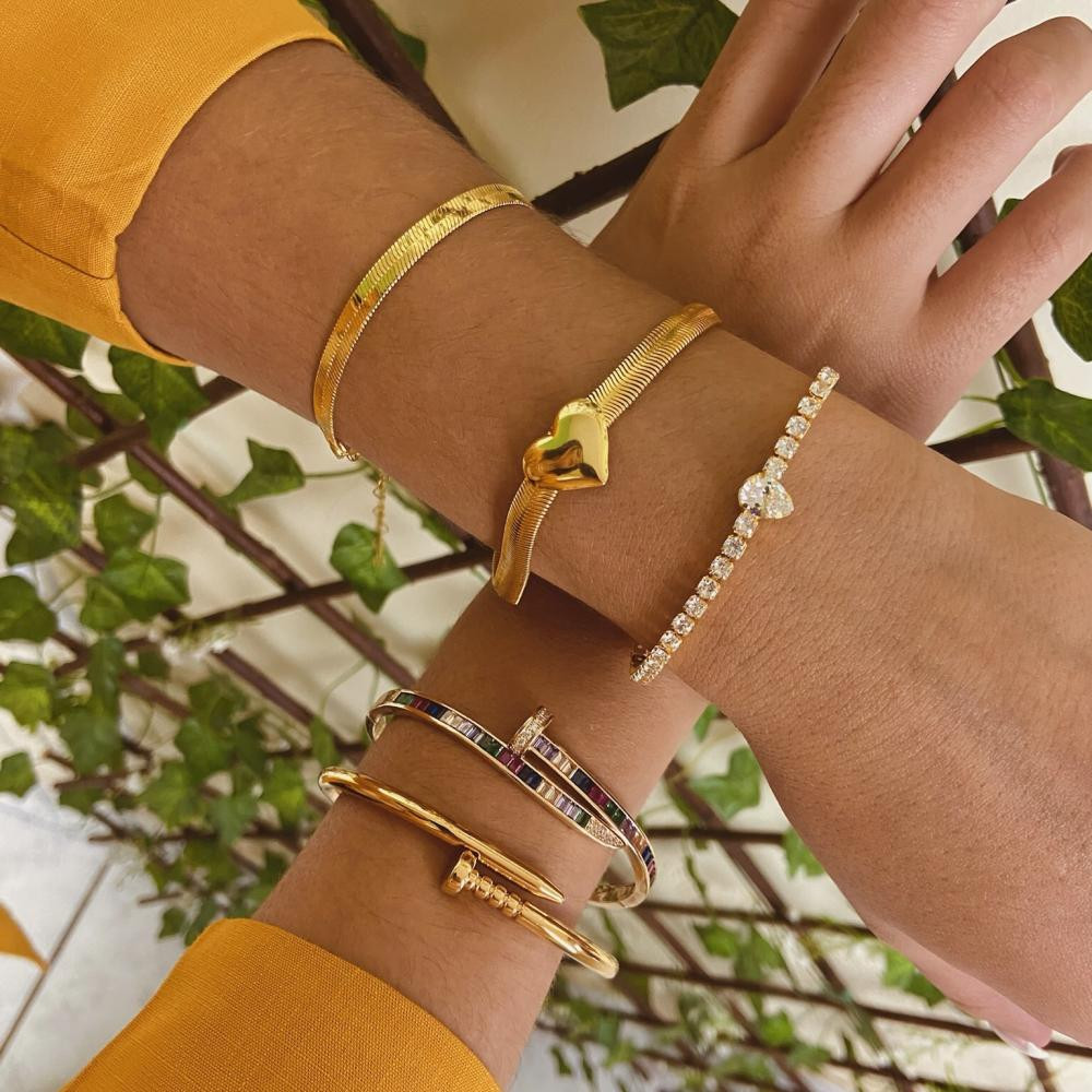 Pulseira bracelete Eduarda de prego cravejado com zircônia colorida banhada a ouro 18k