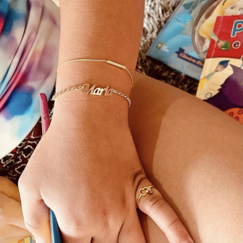 Pulseira ajustável infantil com pingente de palito banhada a ouro 18k