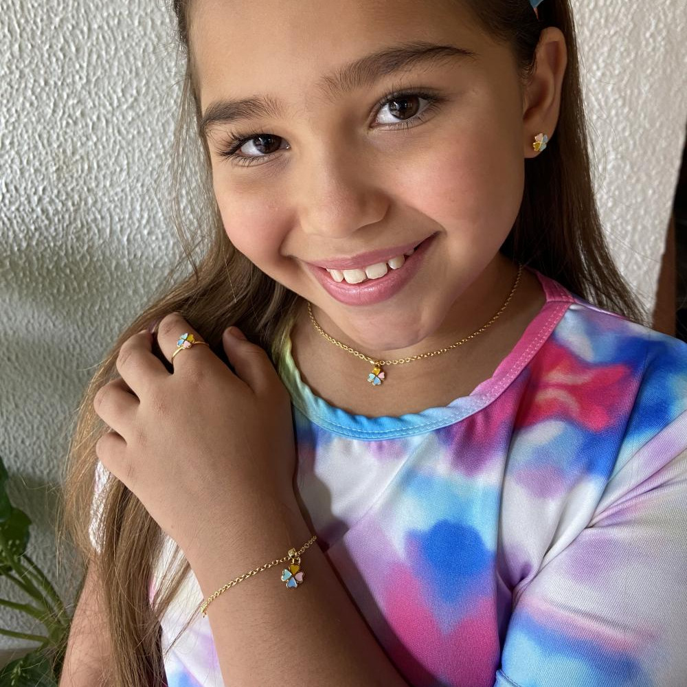 colar infantil com pingente de trevo de quatro folhas banhado a ouro 18k 