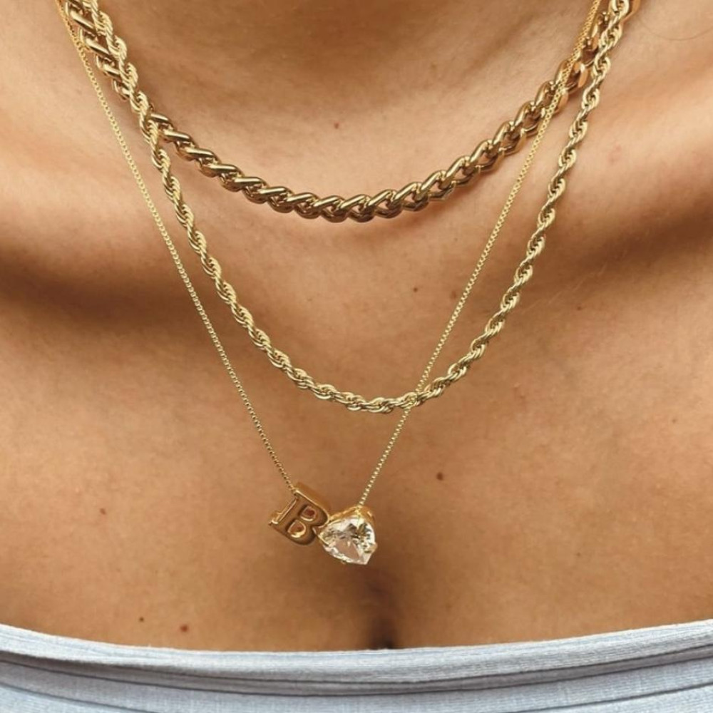 Colar personalizado com pingente de letra e coração banhado a ouro 18k