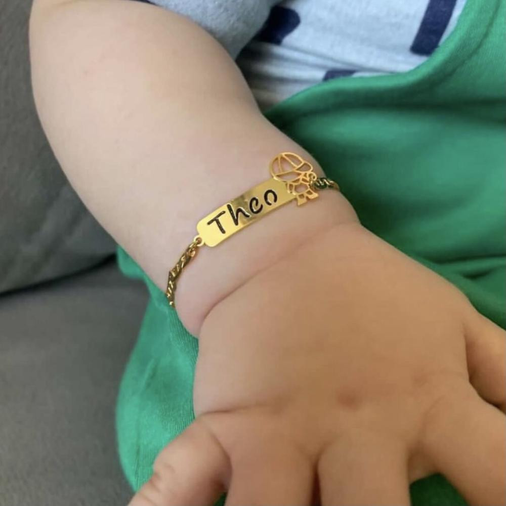 Pulseira infantil personalizada com  boneco e nome banhado a ouro 18k