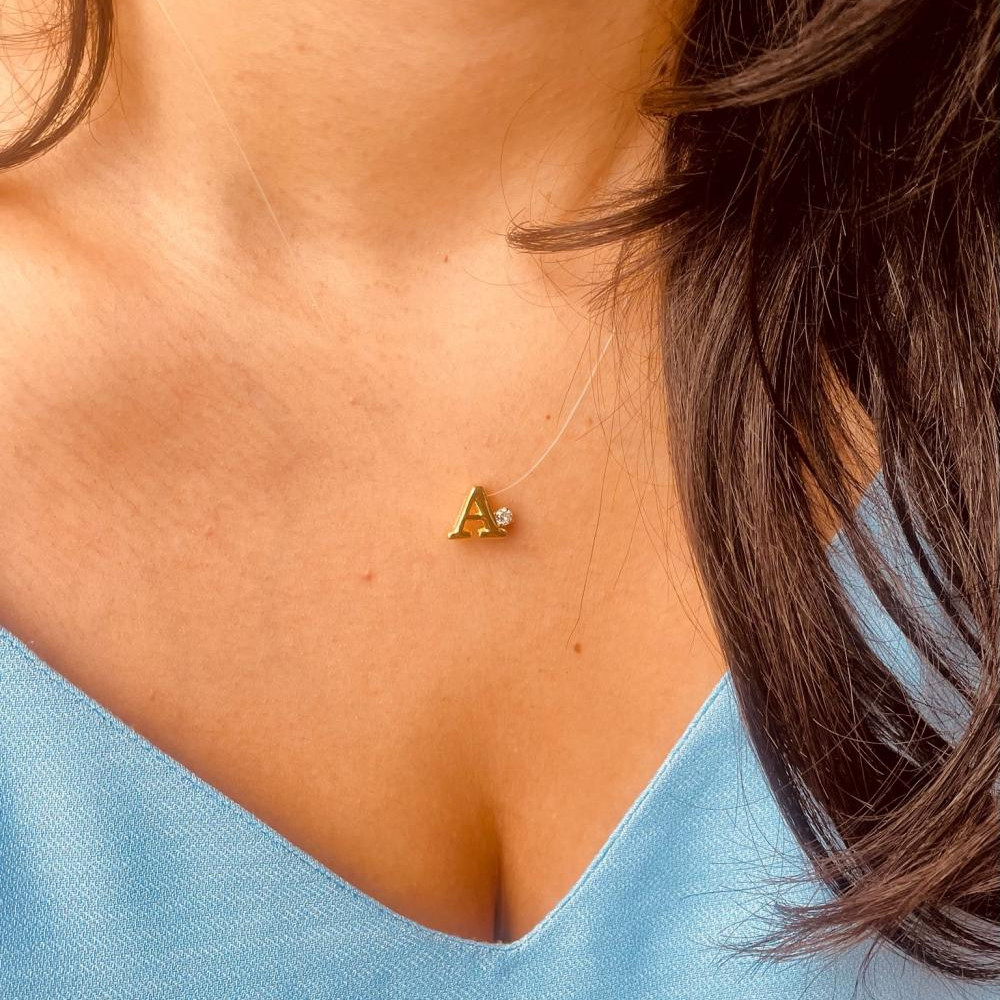 Colar de linha invisível personalizado com letra e ponto de luz banhado a ouro 18k 