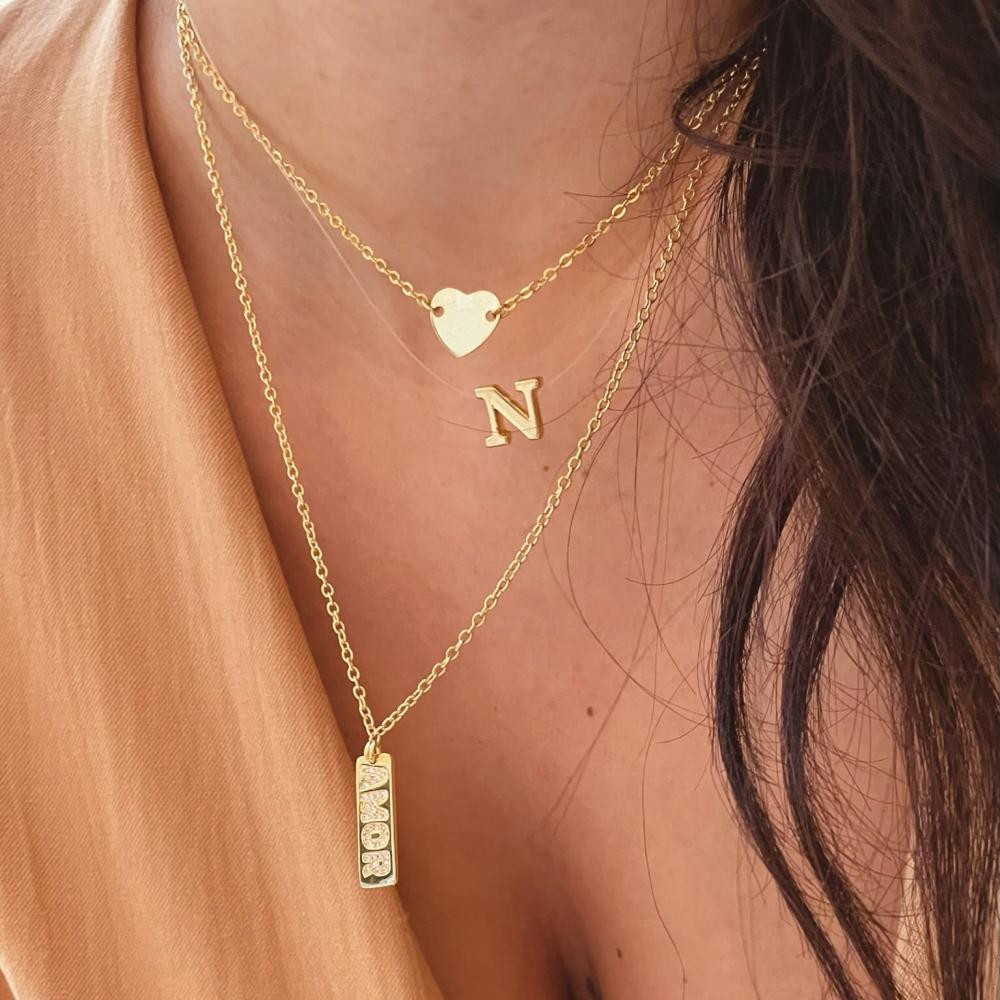 Colar com pingente de placa amor banhado a ouro 18k 