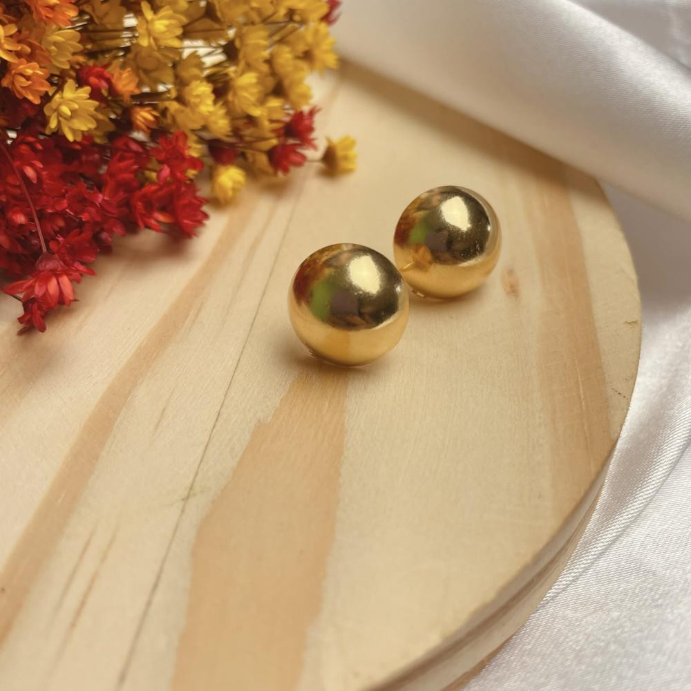 Brinco meia bola liso banhado a ouro 18k