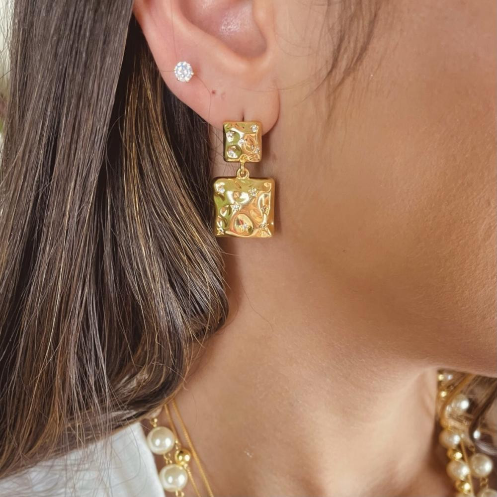 Brinco quadrado martelado cravejado com zircônia banhado a ouro 18k