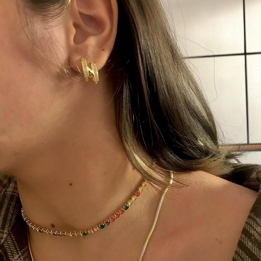 Brinco earhook cravejado com zircônia cristal banhado a ouro 18k 