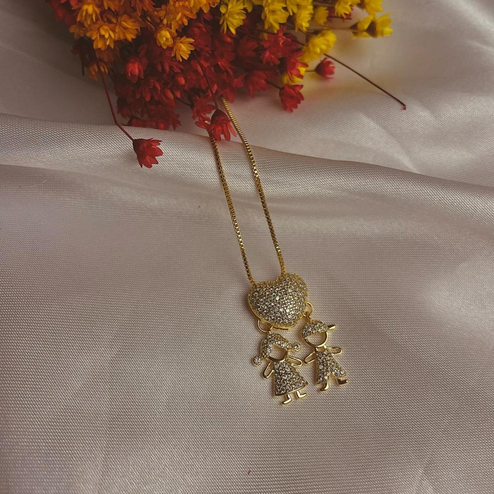Colar personalizado com coração cravejado com micro zircônias e pingentes banhado a ouro 18k