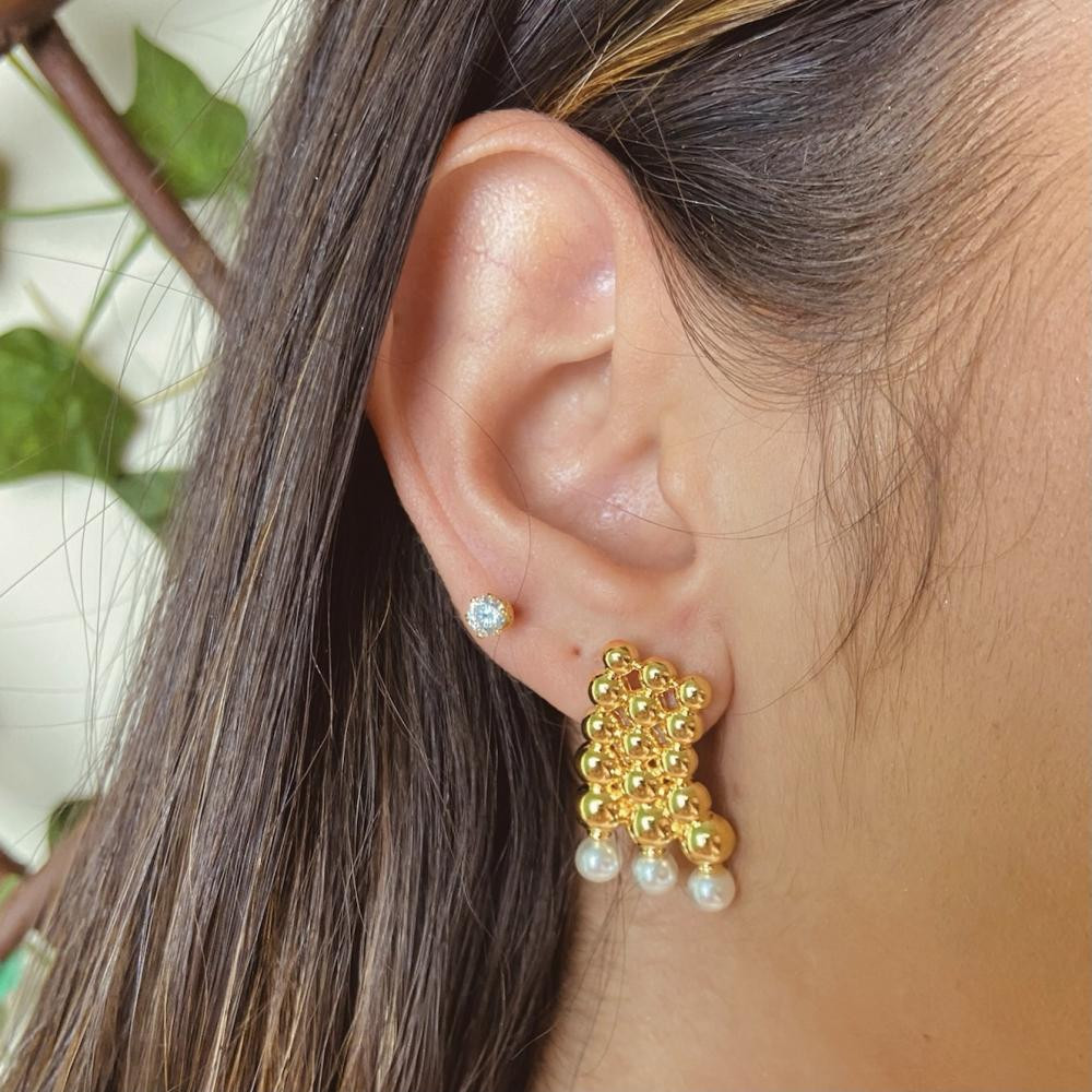 Brinco atemporal de bola com pérolas banhado a ouro 18k 
