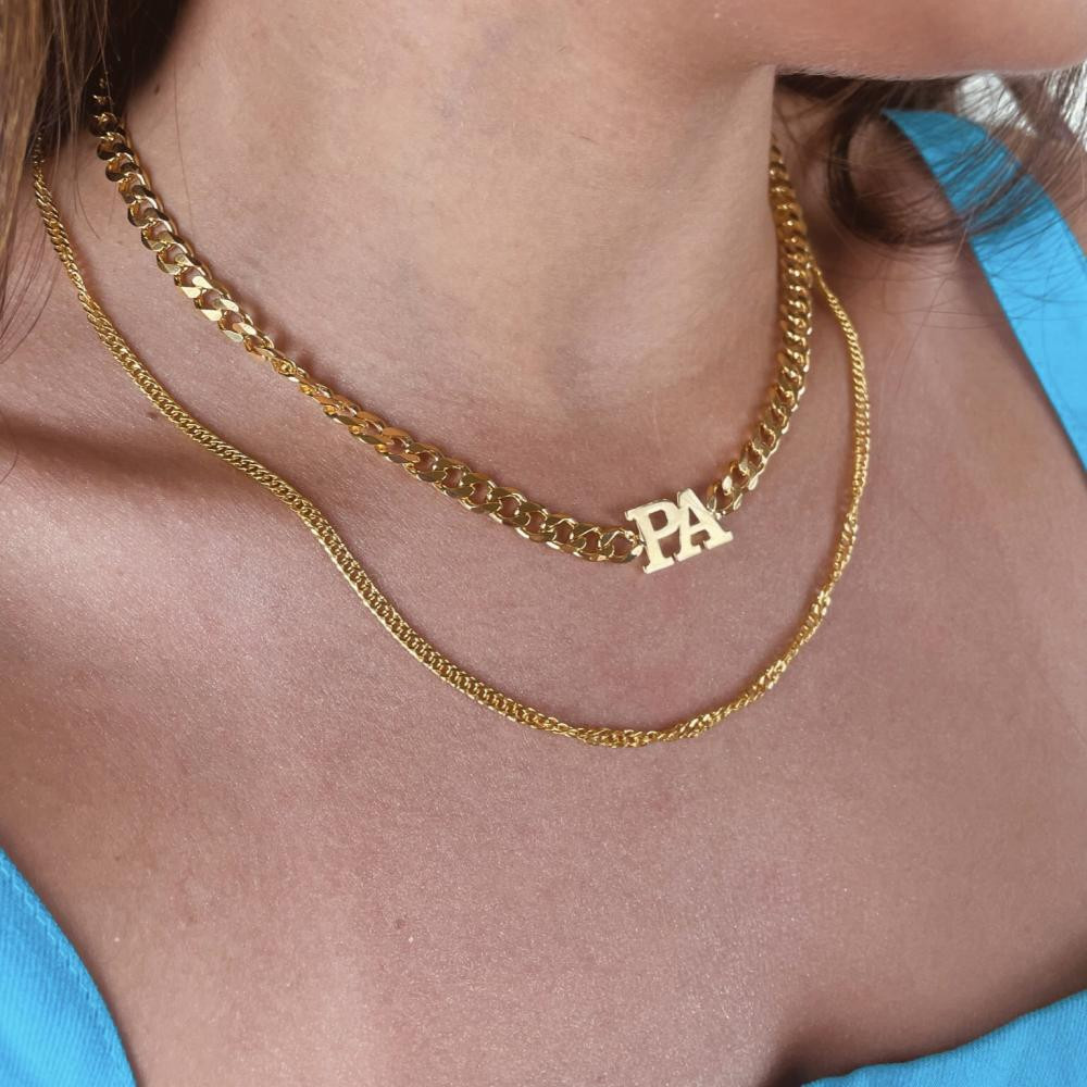 Colar Mariana personalizado com duas letras na corrente cubana banhado a ouro 18k
