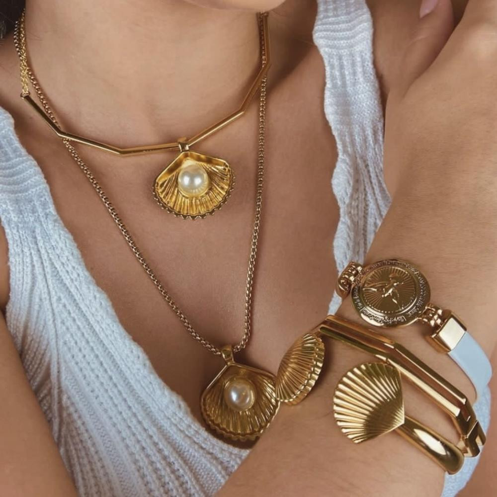 Choker de aro com pingente de concha e pérola banhado a ouro 18k 