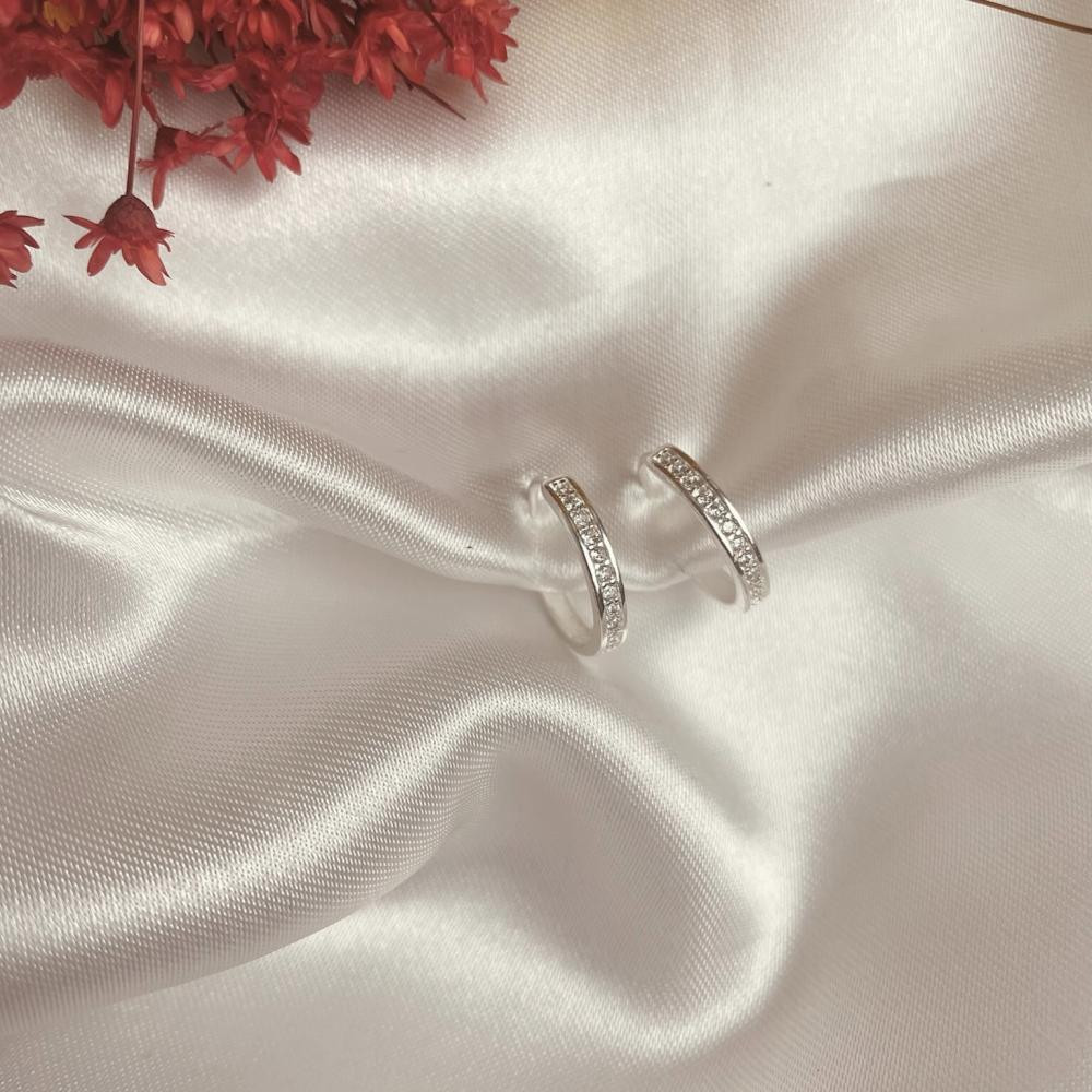 Brinco de argola média cravejada com zircônia cristal na prata 925