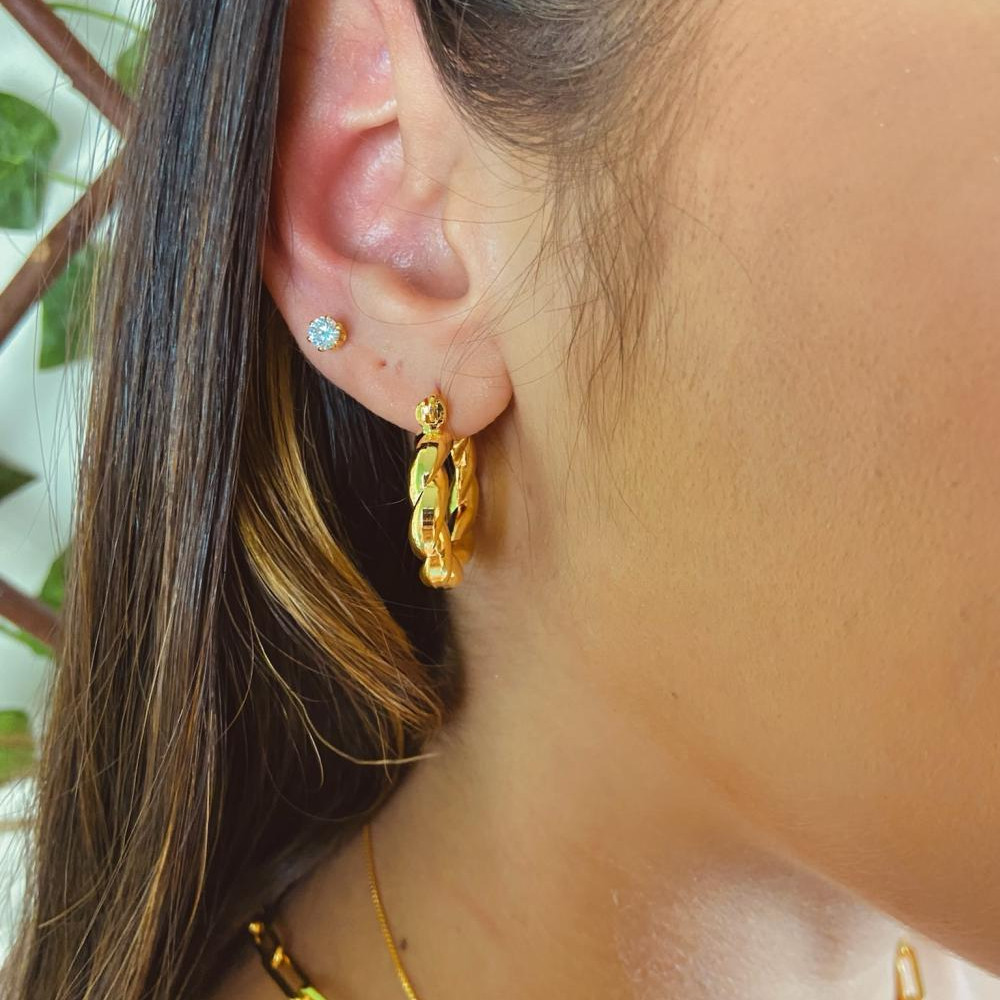 Brinco de argola pequeno torcido banhado a ouro 18k