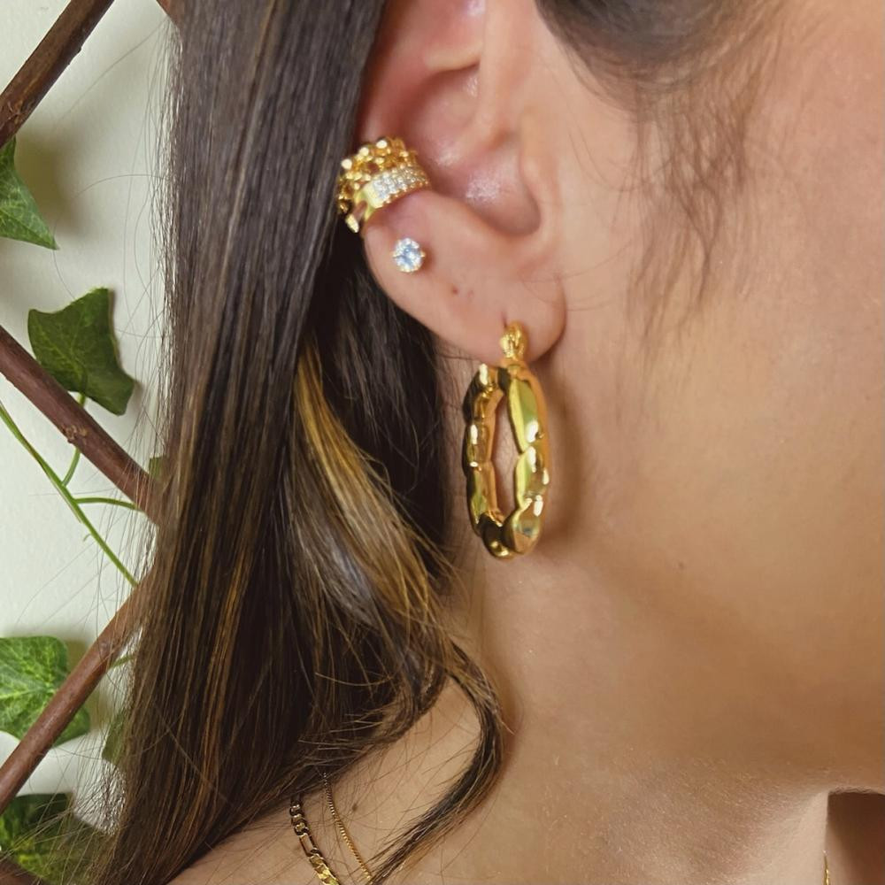 Brinco de argola médio torcido banhado a ouro 18k