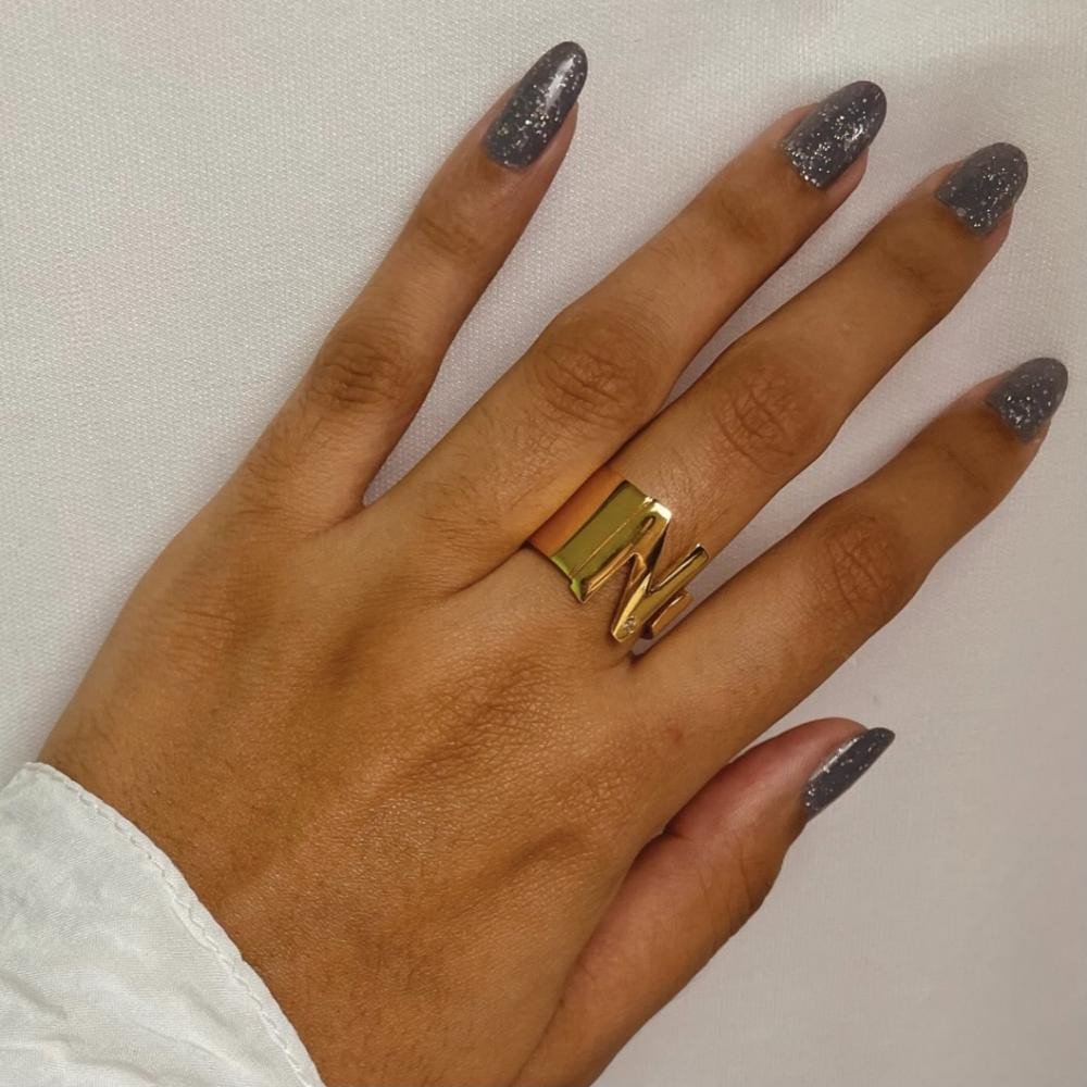 Anel de letra personalizado cravejado com micro zircônia banhado a ouro 18k