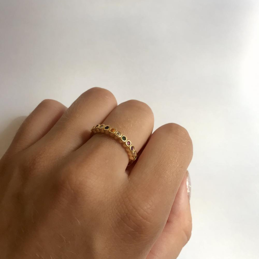 Anel cravejado com zircônia colorida banhado a ouro 18k 