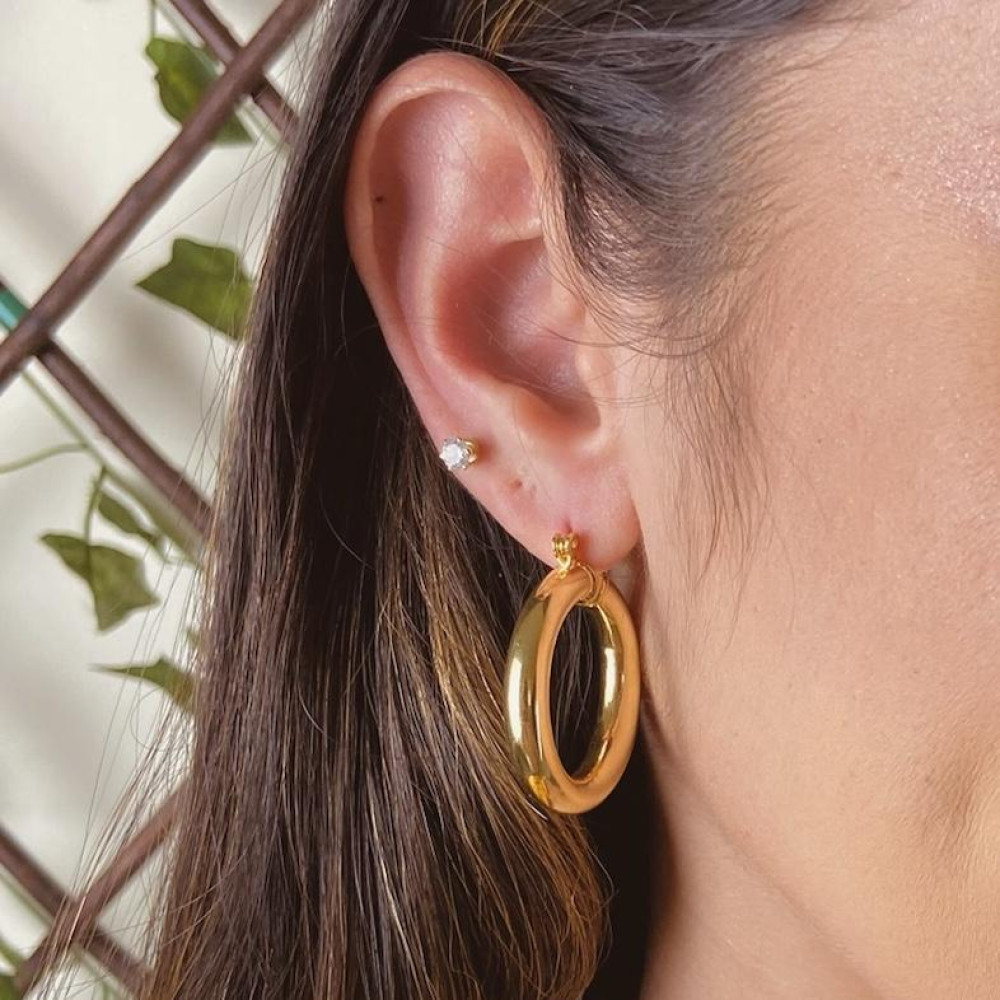 Brinco de argola média lisa banhada a ouro 18k 