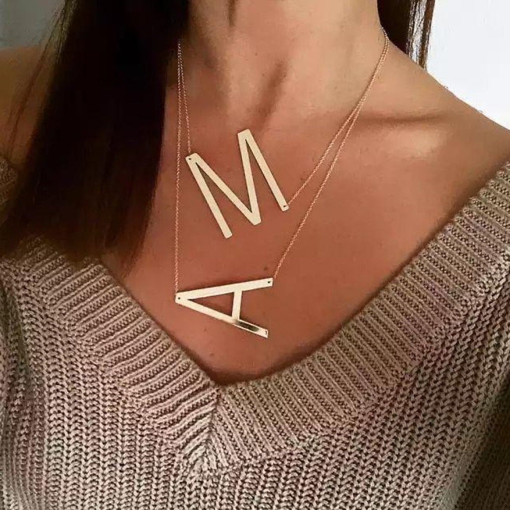 Colar personalizado letra transversal grande na corrente elo português banhado a ouro 18k