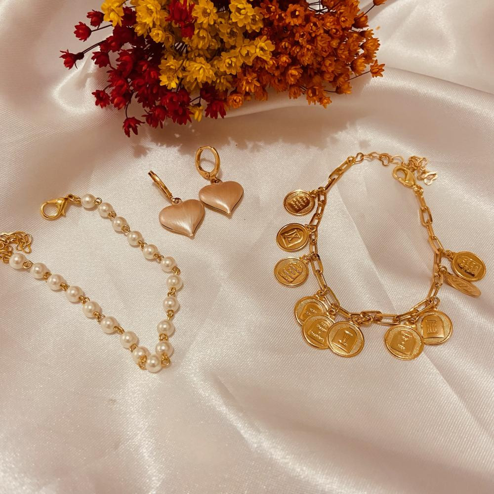 Brinco de argola click com pingente de coração esmaltado folheado a ouro 18k
