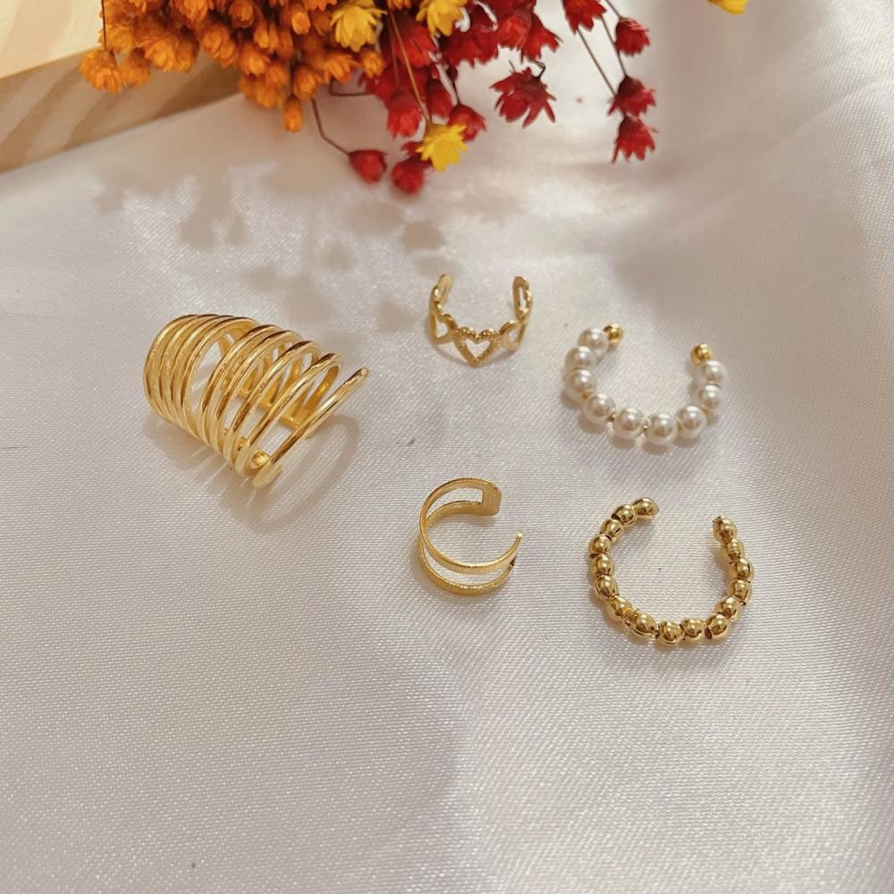 Brinco Piercing  Fake de pressão com mini bolinhas de pérola banhado a ouro 18k