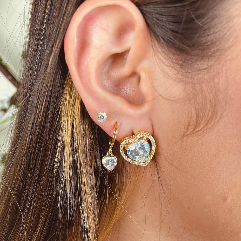 Brinco de coração cravejado com zircônia folheado a ouro 18k