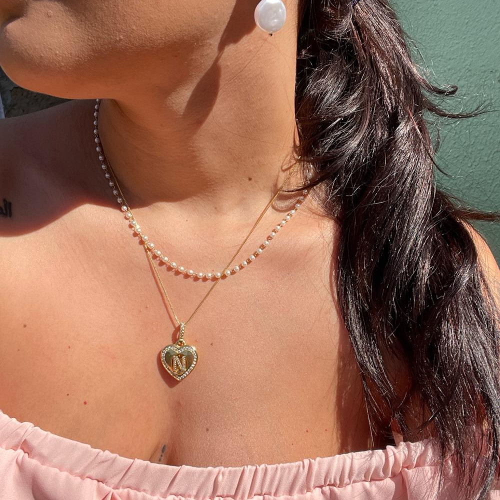 Colar relicário de coração personalizado com letra cravejada banhado a ouro 18k 