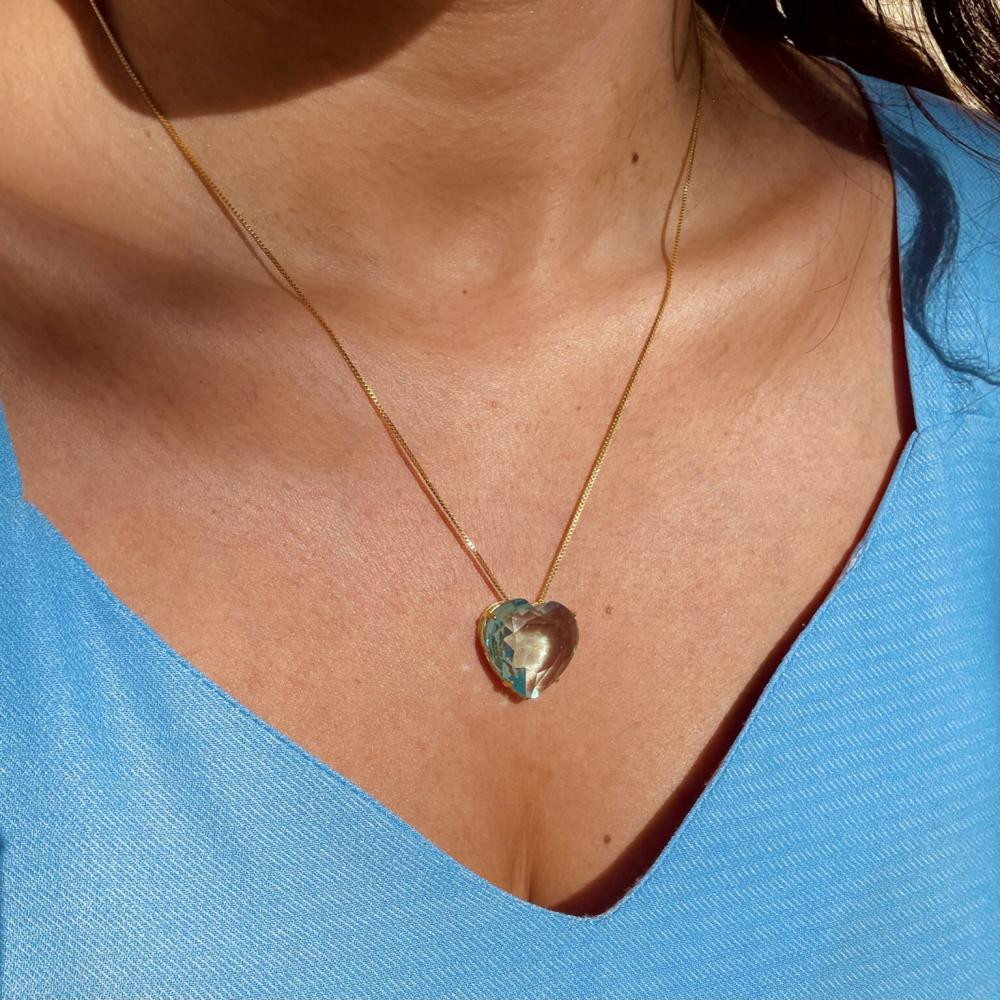 Colar longo de coração médio cravejado com zircônia banhado a ouro 18k