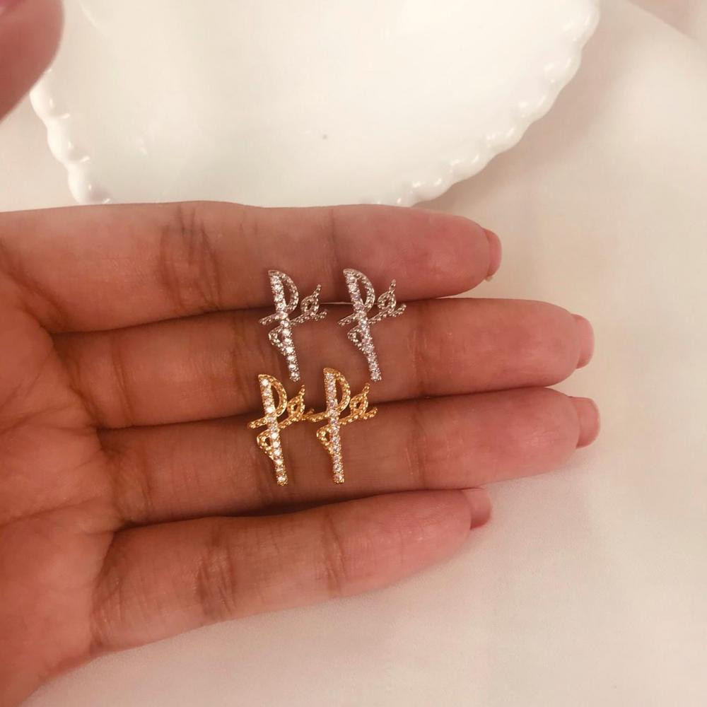 Brinco com a escrita fé cravejado com zircônia banhado a ouro 18k