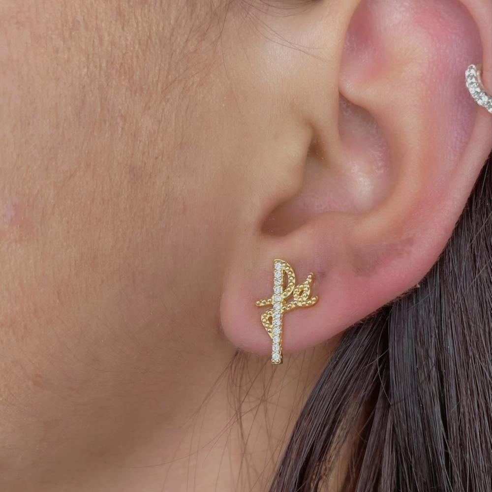 Brinco com a escrita fé cravejado com zircônia banhado a ouro 18k