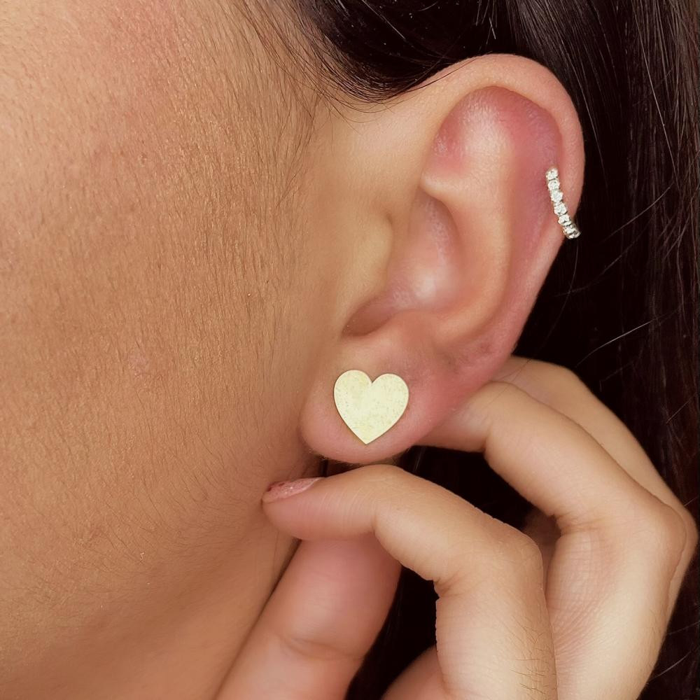 Brinco de coração liso pequeno folheado a ouro 18k
