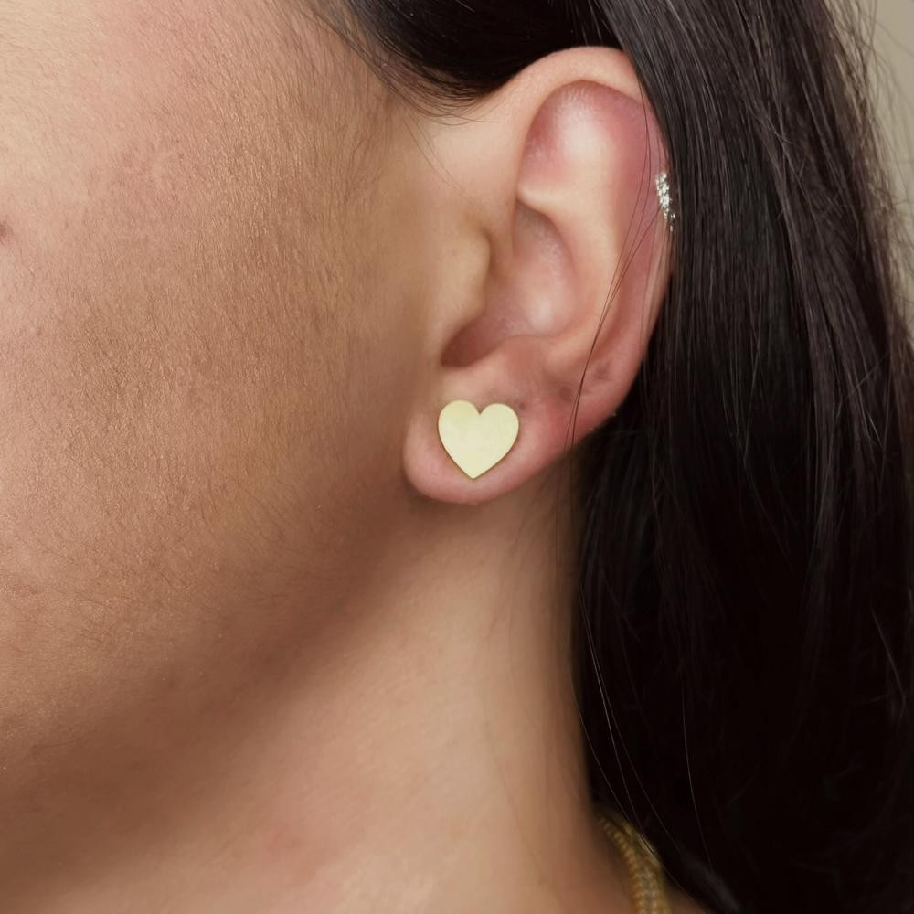 Brinco de coração liso pequeno folheado a ouro 18k