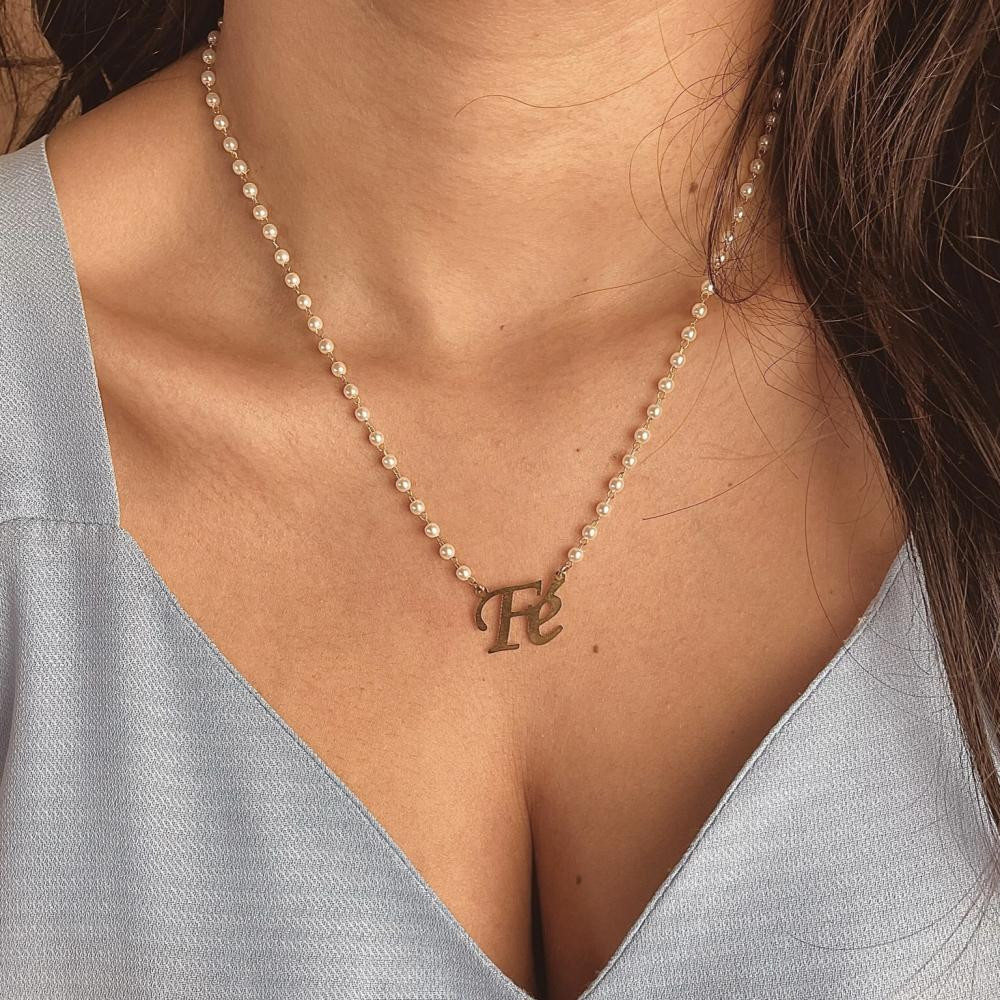 Colar de pérolas com pingente de fé folheado a ouro 18k
