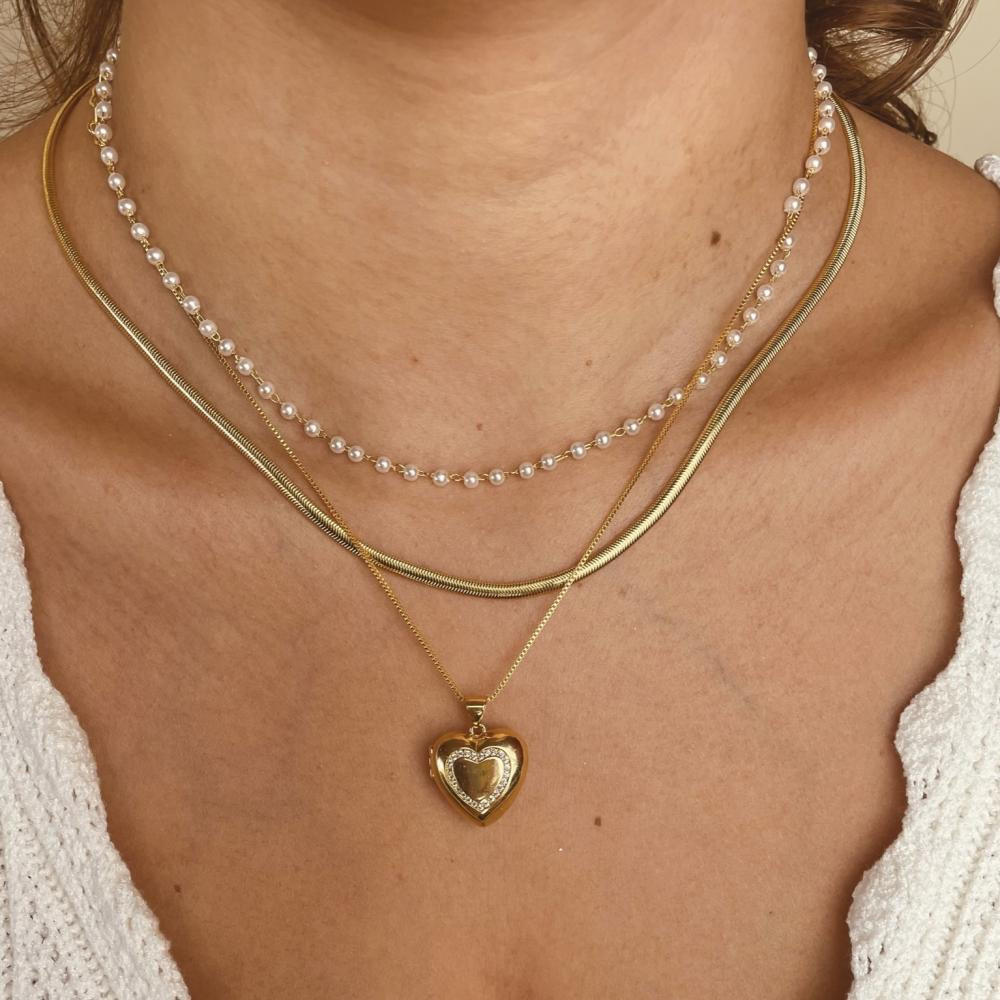 Colar relicário com formato de coração cravejado banhado a ouro  18k