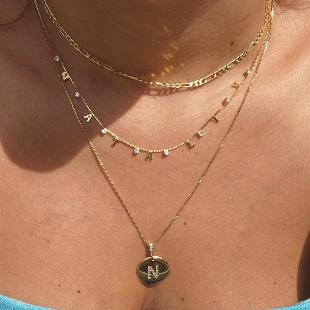 Colar personalizado com letra e pontos de luz banhado a ouro 18k 