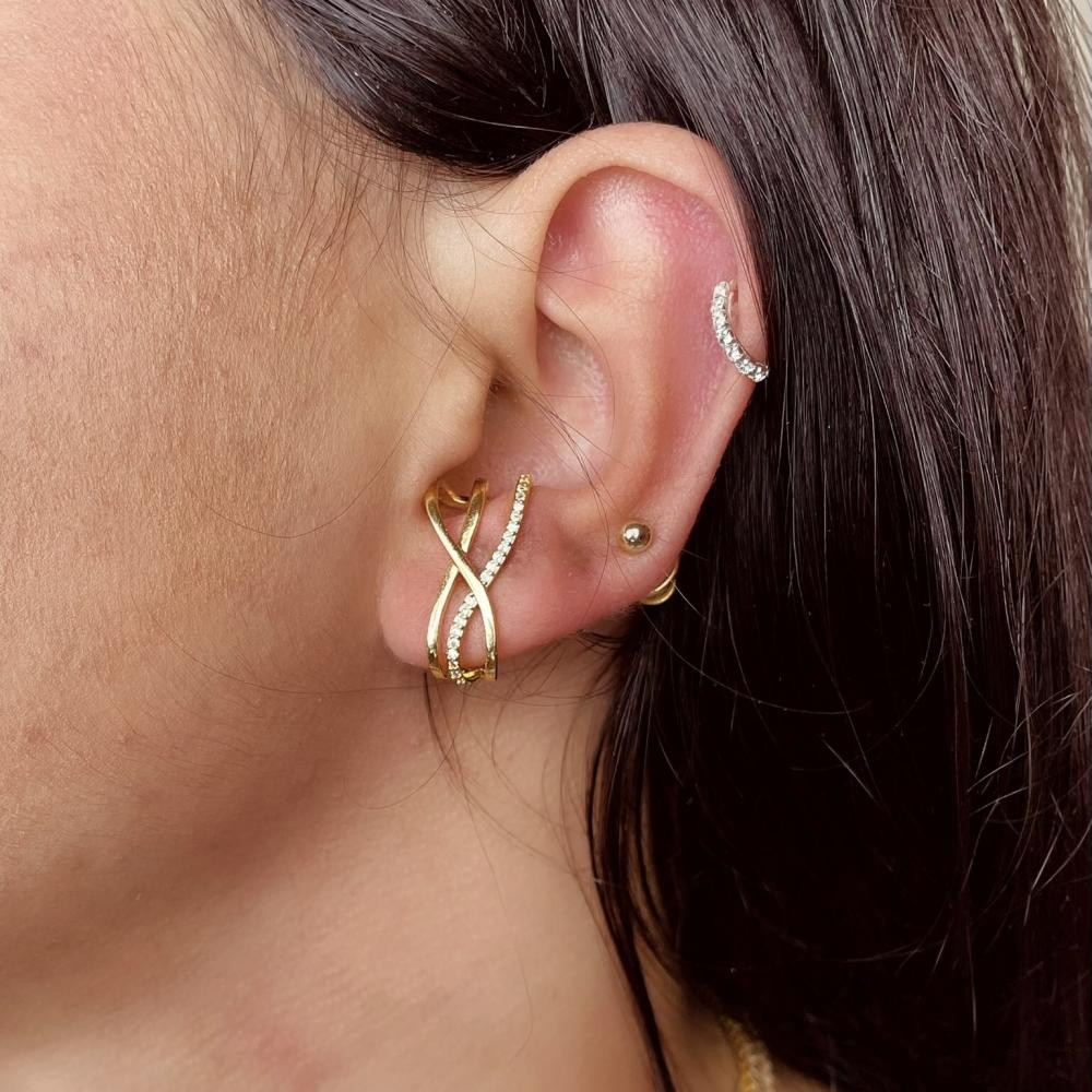 Brinco earhook com elos lisos e cravejados banhado a ouro 18k 