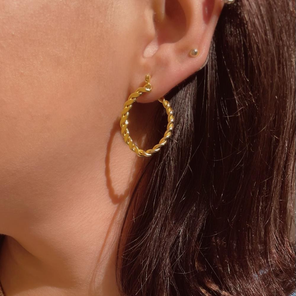 Brinco de argola trançada banhado a ouro 18k