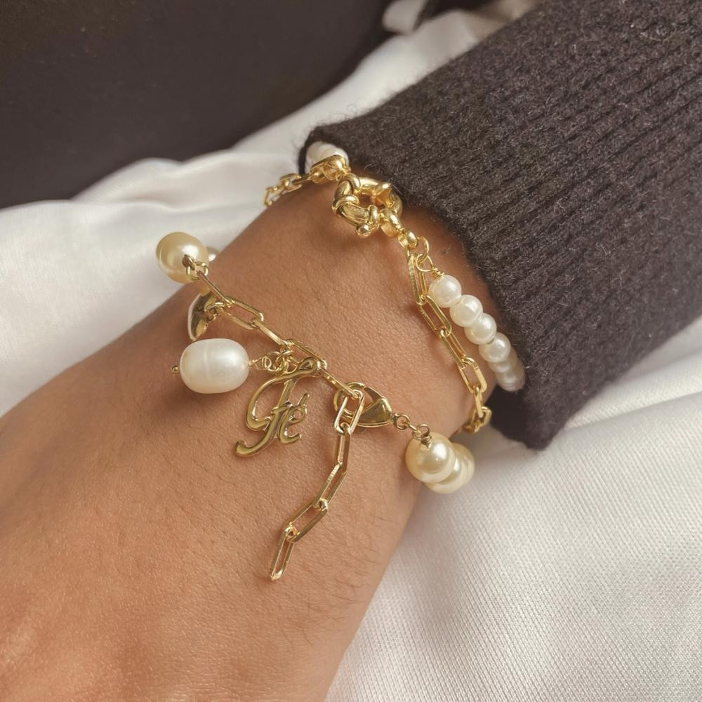 Pulseira de pérola com corrente de elos retangulares e pingentes diversos banhada a ouro 18k