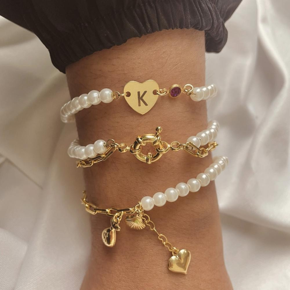 Pulseira personalizada de pérola com letra e coração com ponto de luz banhada a ouro 18k