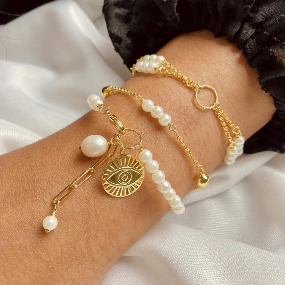 Pulseira de pérola com pingente de olho e  elos retangulares banhada a ouro 18k