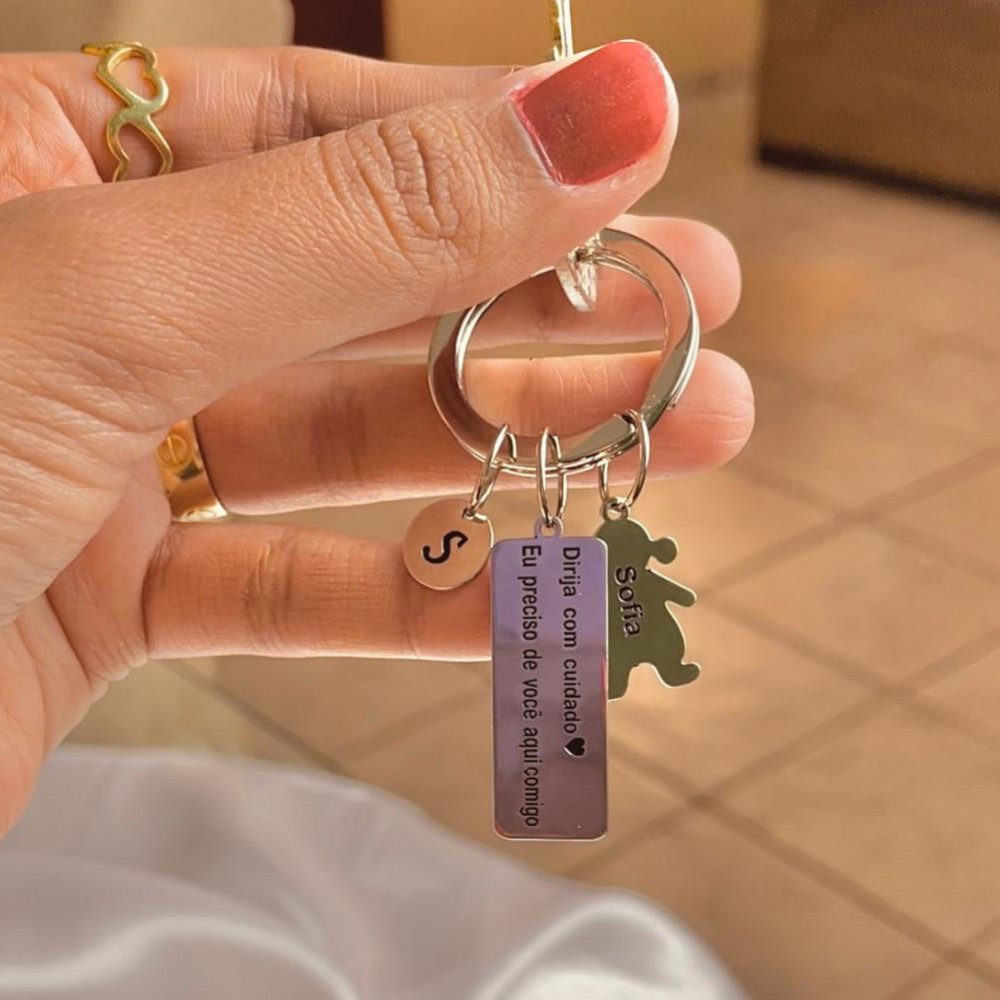 Chaveiro personalizado de placa com bonecos e letra 