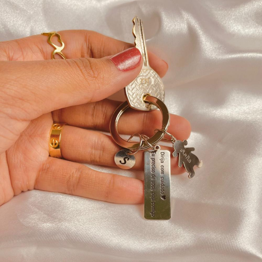 Chaveiro personalizado de placa com bonecos e letra 