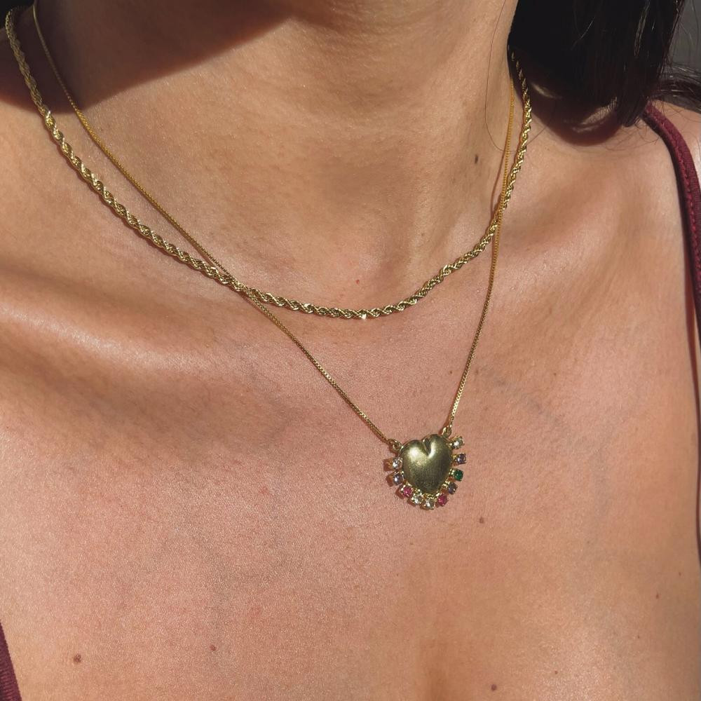 Colar com pingente de coração cravejado com zircônia colorida banhado a ouro 18k