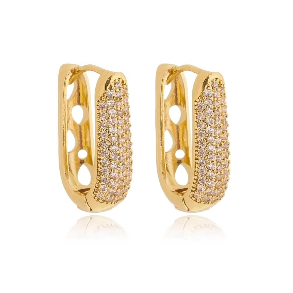 Brinco Camila de argola cravejada com micro zircônias banhado a ouro 18k 