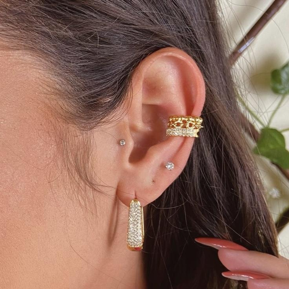 Piercing fake com micro bolinhas e elos cravejado com zircônia banhado a ouro 18k