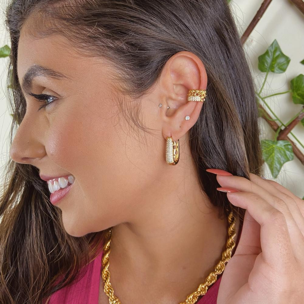 Brinco Camila de argola cravejada com micro zircônias banhado a ouro 18k 