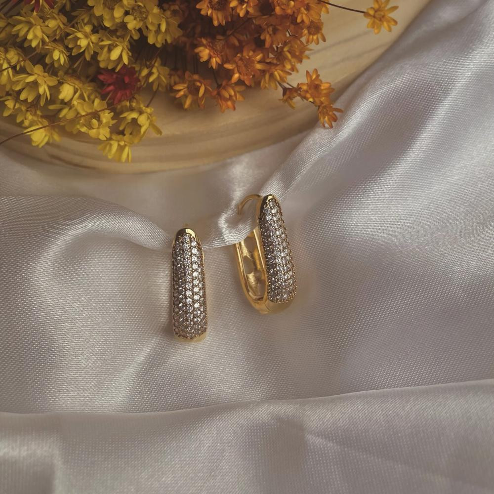 Brinco Camila de argola cravejada com micro zircônias banhado a ouro 18k 