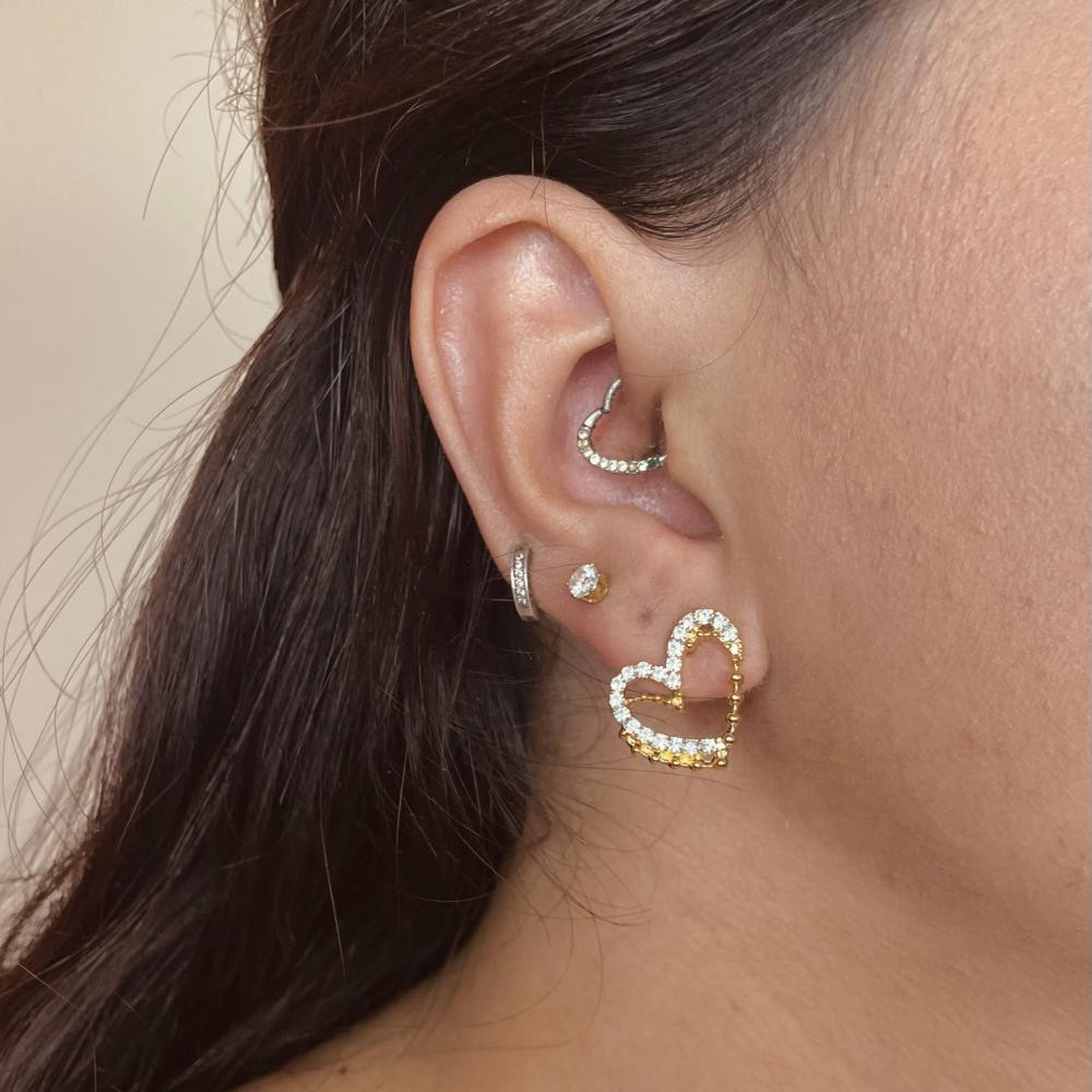 Brinco Bia de coração duplo cravejado e de micro bolinhas banhado a ouro 18k